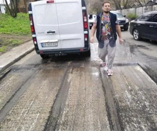 У Києві чоловік обстріляв бригаду комунальників, є поранений