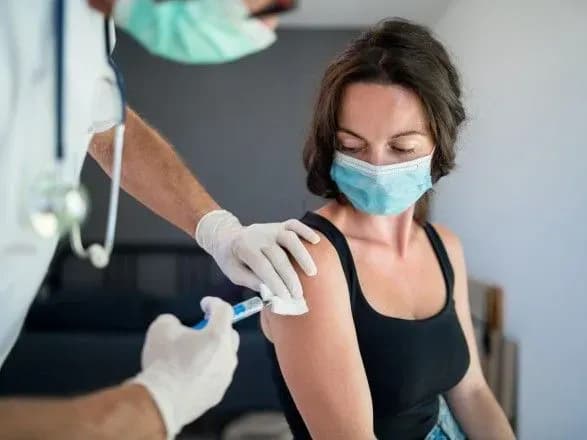 Apple вакцинуватиме співробітників від коронавірусу у своїх офісах