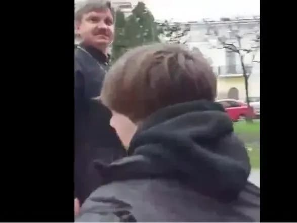 Кидався на дівчат і показував середній палець: у центрі Києва п’яний чоловік в рясі священника влаштував дебош
