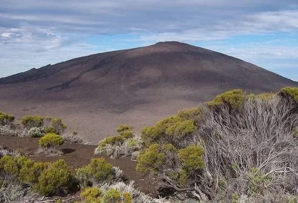 Біля підніжжя діючого вулкану в Індійському океані знайшли тіла французьких студентів