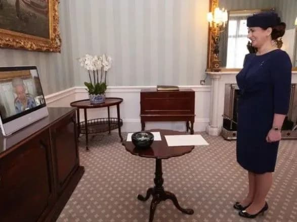 Показали перші фото королеви Єлизавети ІІ під час роботи після смерті чоловіка
