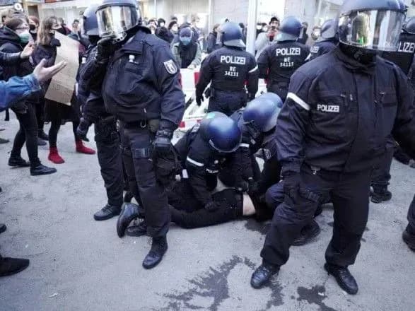 Масштабная акция мотоциклистов и столкновения со стражами порядка: как прошли первомайские акции в Германии
