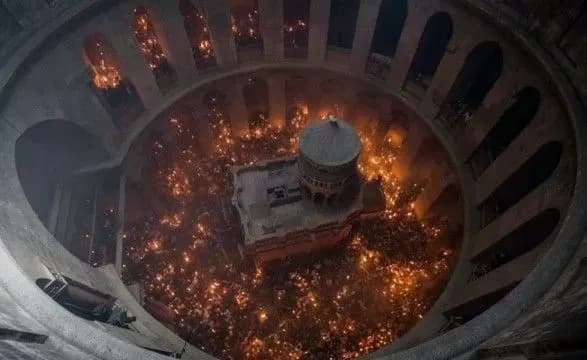В Єрусалимі зійшов Благодатний вогонь