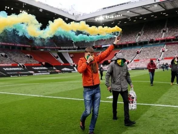 Матч Прем'єр-ліги Англії між "МЮ" та "Ліверпулем" скасували: його зірвали фанати, які увірвалися на стадіон