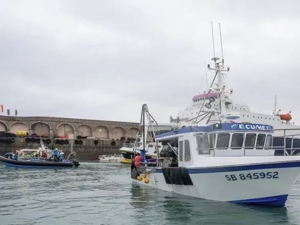 Франція відправила два патрульних катери на Джерсі, через посилення суперечки з Великою Британією