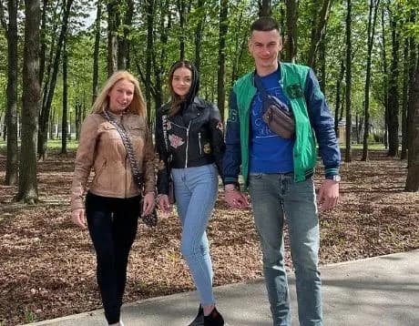 До скутої ланцюгом пари закоханих з Харкова на день приєдналася ще одна дівчина