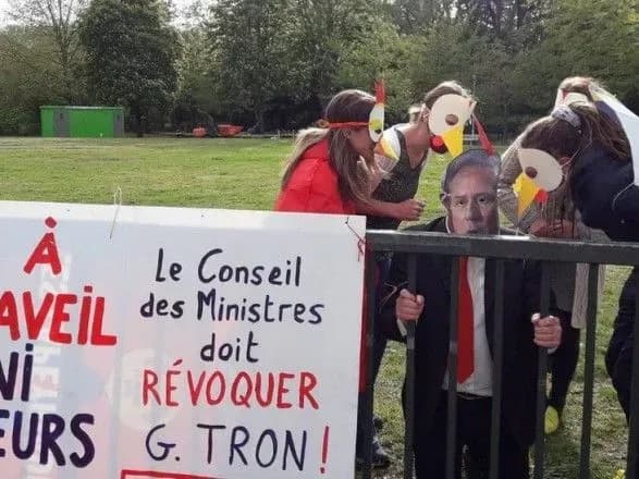 У Франції засуджений за зґвалтування мер продовжує керувати містом з-за ґрат