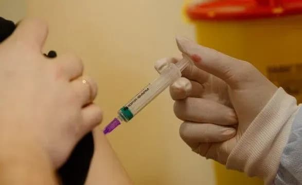 Як в Україні будуть щеплювати освітян від COVID-19: алгоритм