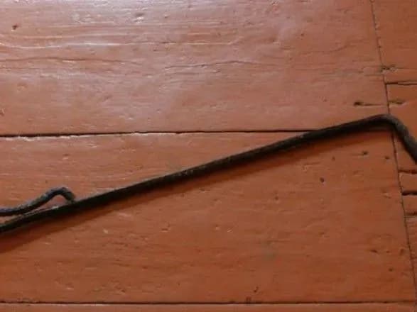 На Хмельниччині батько побив розпеченою коцюбою двох маленьких дітей: його взяли під варту