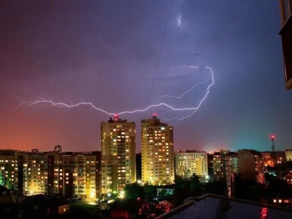 На Київ та низку областей насувається гроза: фахівці нагадали, що не треба робити