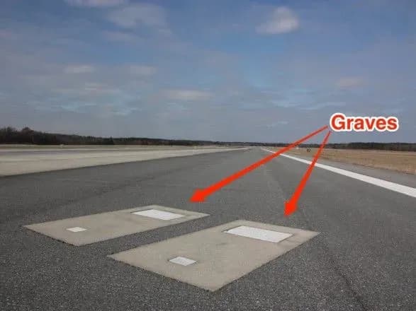 В аеропорту США на злітно-посадковій смузі, де щодня приземляються сотні літаків, поховані дві людини