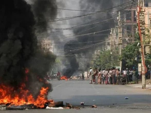 Внаслідок вибуху бомби у М'янмі загинули двоє людей, є поранені