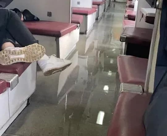 У поїзді до Одеси прорвало заіржавілу трубу: вагон затопило на кілька сантиметрів