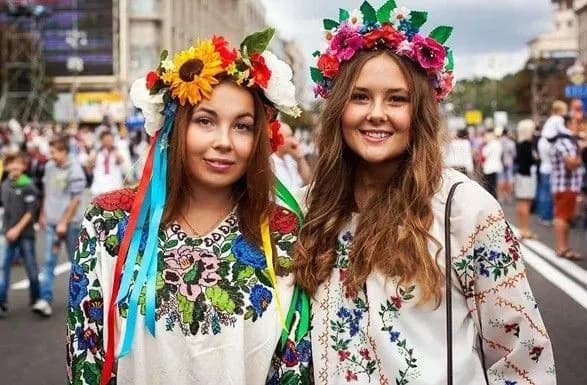 20 мая: День вышиванки и Всемирный день пчел