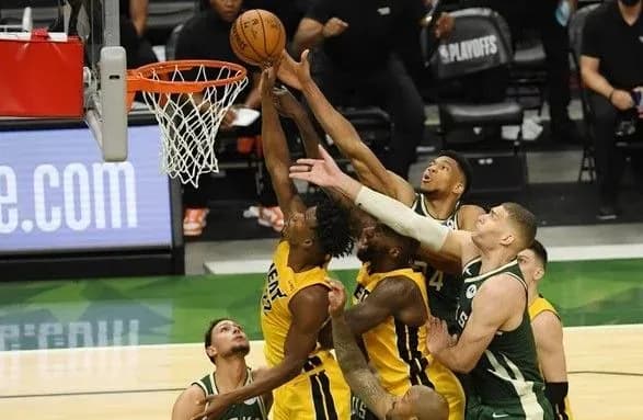 Овертайм приніс “Мілуокі” перемогу у матчі-відкритті плей-офф НБА