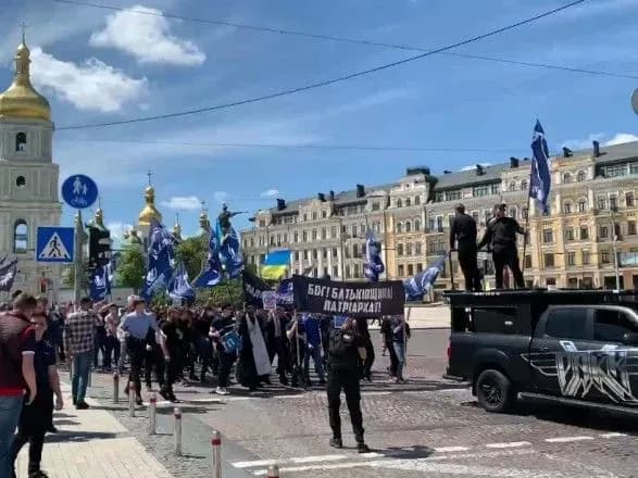 У центрі Києва почався Марш трансгендерів. Представники "Традиції і порядку" влаштували контрмітинг