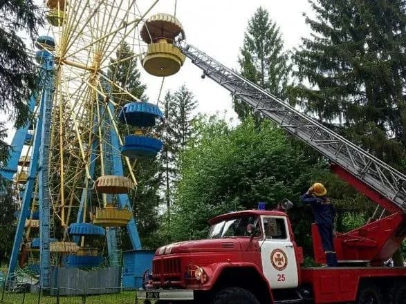 Застрягли на оглядовому колесі: у Луцьку з атракціону знімали 6 дітей