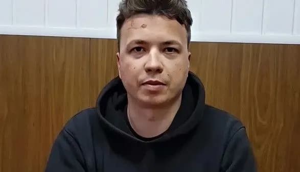 "Бодрый, позитивный и веселый": к задержанному в Минске Протасевичу впервые допустили адвоката