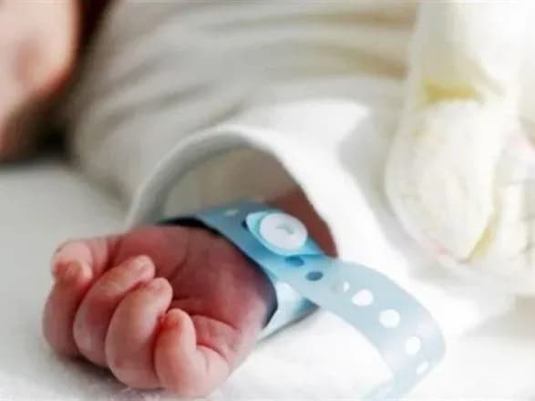 Почув плач: в Івано-Франківську чоловік знайшов у сміттєвому баці немовля