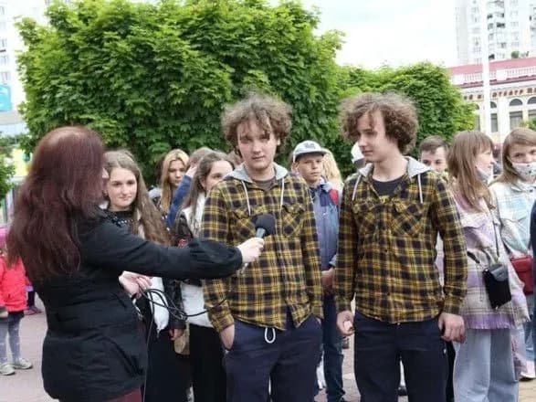 Близько 100 пар близнюків вийшли на парад у Хмельницькому