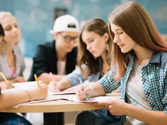 У Польщі школярам дозволили повернутися до очного навчання