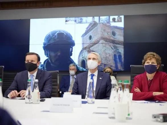 Росія відвела від українських кордонів лише 10 тисяч військових - Зеленський