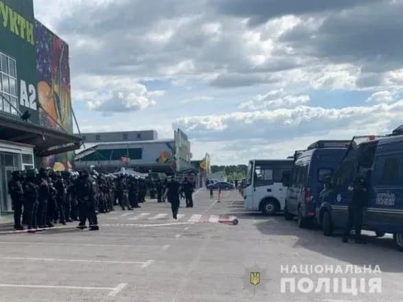 Конфликт на рынке "Столичный": пострадали три работника полиции, открыто два производства