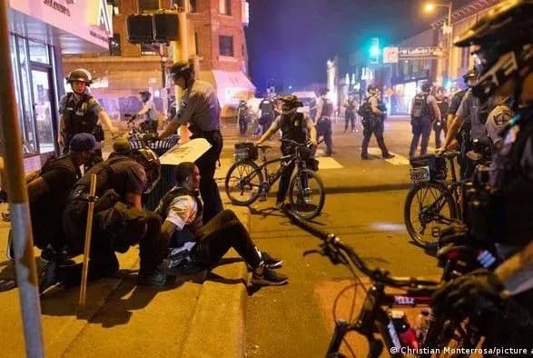 У Міннеаполісі після загибелі афроамериканця сталися сутички демонстрантів з поліцією