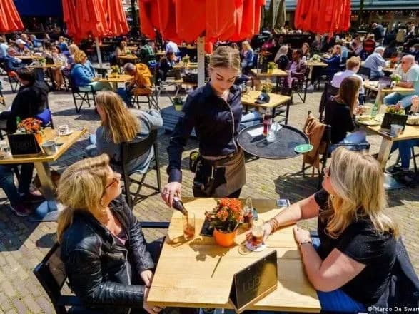 В Нидерландах ослабили локдаун из-за коронавируса. Теперь можно посещать кинотеатры, музеи и рестораны