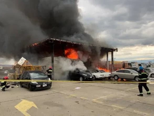 У Грузії сталась масштабна пожежа на авторинку