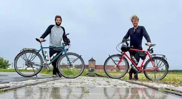 Двое немцев, которые незаконно пересекли границу, потому что думали, что Украина в ЕС - направляются в Киев