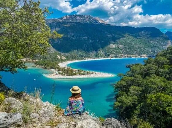 Падение цен и полупустые отели: специалист рассказал об изменениях туристического рынка за время пандемии