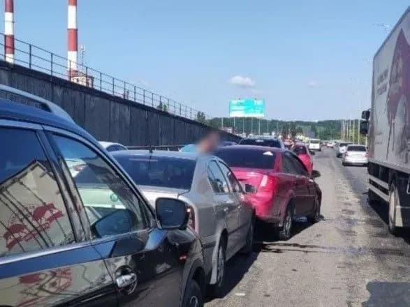 Масштабна ДТП на Південному мосту: зіткнулися шість автівок, утворився затор