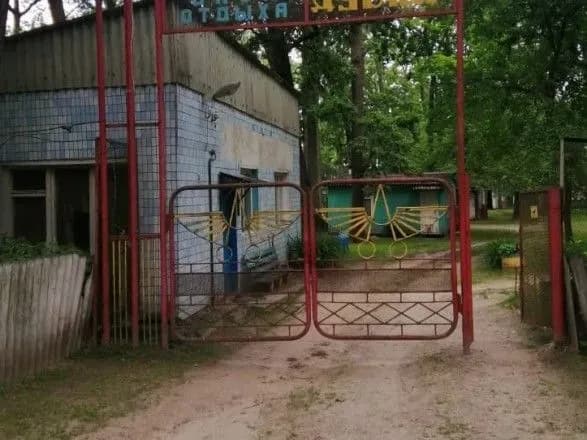 Під Києвом двоє дітей упали в яму вуличного туалету: 10-річна дівчинка загинула, 4-річний хлопчик у лікарні