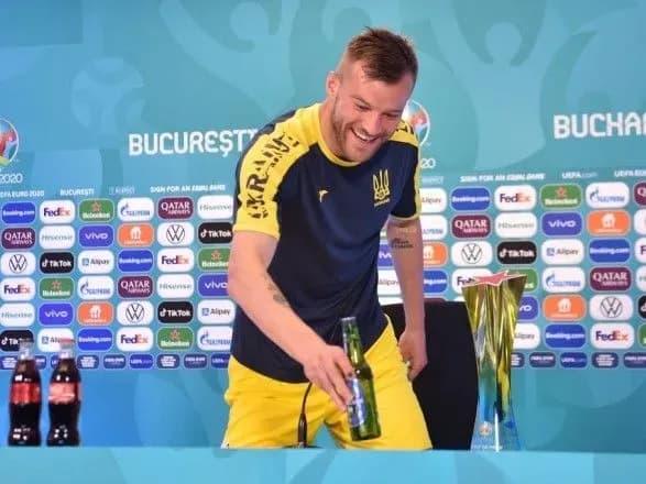 “Зв’яжіться зі мною”: Ярмоленко на пресконференції поставив біля себе пляшки Coca-Cola та Heineken