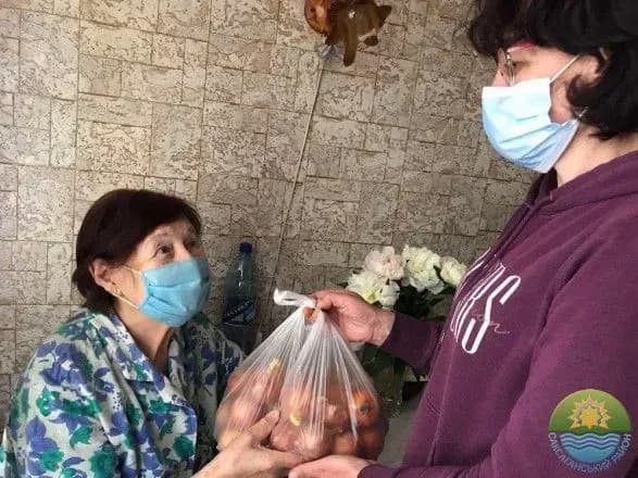 Щедрість від якої хочеться плакати: у Кривому Розі роздавали безкоштовні пакунки цибулі