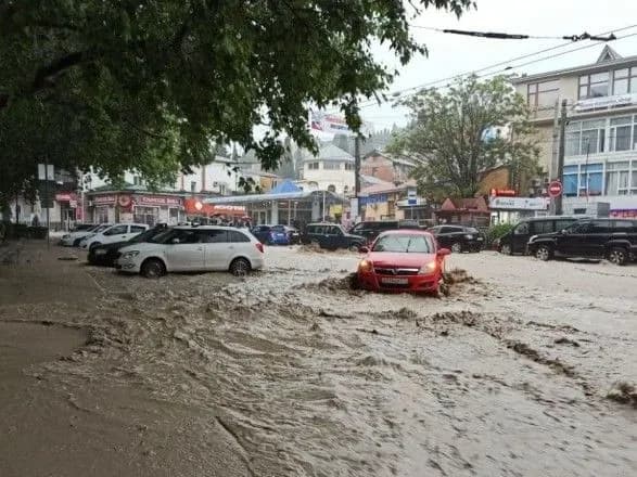 Паводок в окупованому Криму: у Ялті ввели режим НС та просять допомоги у ЧФ РФ, в'їзд у місто закрито