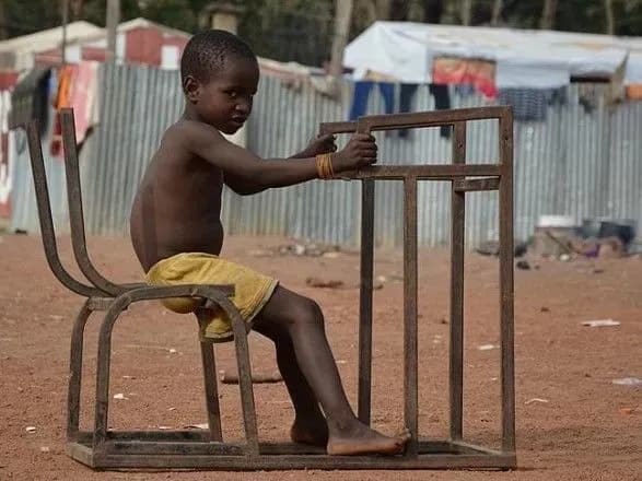 Тричі за три тижні: бойовики в Нігерії знову викрали дітей зі школи - понад 80 учнів