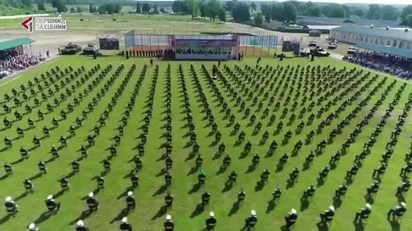 “Тут гартувався характер”: Верещук привітала випускників Нацакадемії сухопутних військ з першим званням