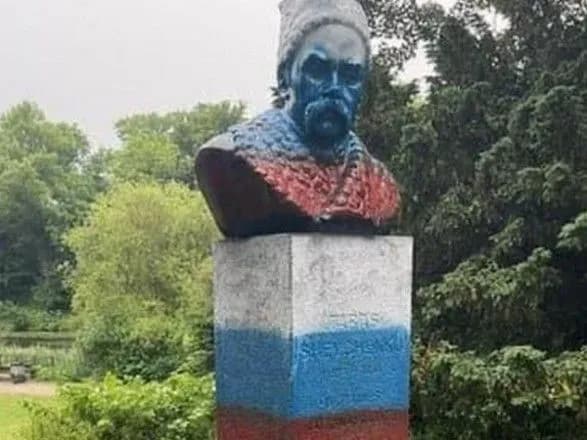 Перед матчем Росія-Данія пам'ятник Шевченку в Копенгагені розмалювали у триколор