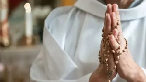 Священик у Греції облив кислотою сімох єпископів