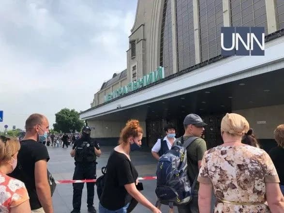 На центральном железнодорожном вокзале в Киеве ищут взрывчатку