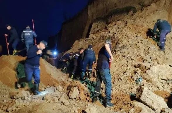 Одеські рятувальники шукають під обвалом людей