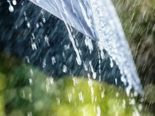 Кінець тижня зустріне українців сильними зливами