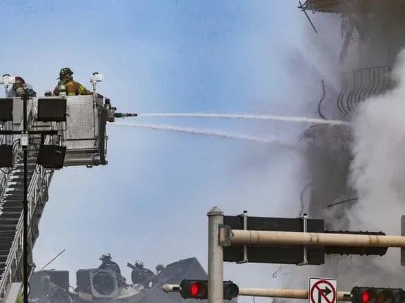 У Флориді на місці обвалення будинку сталася пожежа