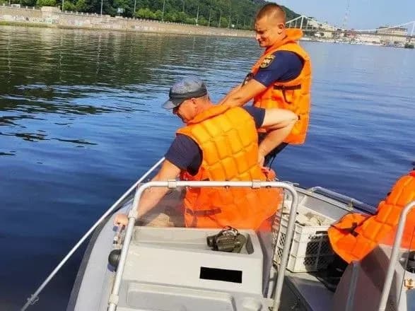 В Києві з Дніпра дістали труп чоловіка