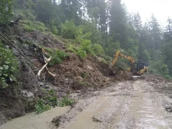 Внаслідок зливи на Івано-Франківщині розмило дорогу