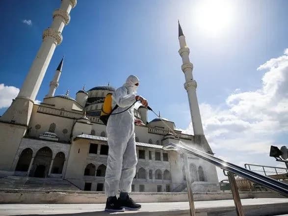 Туреччина призупинить авіасполучення з низкою країн через нові штами COVID-19