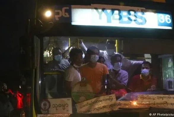 Військова хунта у М'янмі відпустила з в'язниць тисячі протестувальників