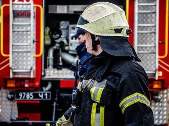 У Києві біля Нафтогазу під час руху загорівся Mercedes